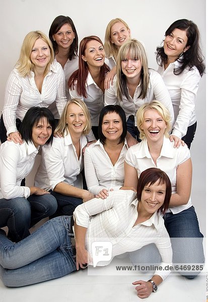 Eine Gruppe von Frauen *** Local Caption ***