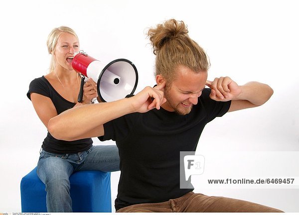 Frau schreit ihren Freund mit dem Megaphon an *** Local Caption ***