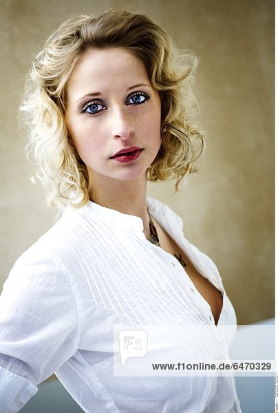 Junge Frau *** Local Caption ***