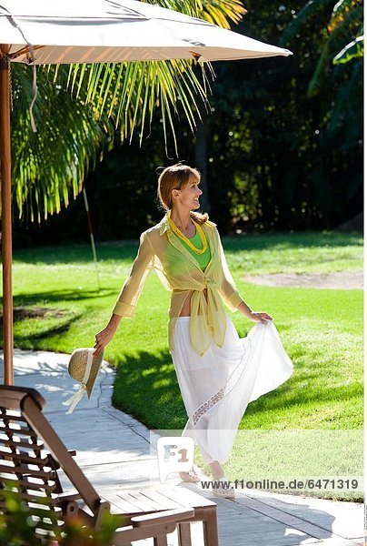 Eine Frau genießt den Sommer