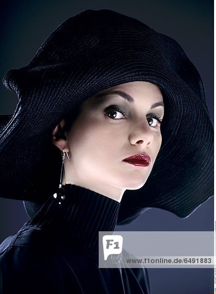1236565 indoor studio people woman young 20-25 girl portrait close up make up lip lips red hat black blouse vertical fashion earring earrings jewellery