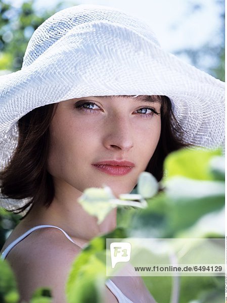 1236877 outdoor summer day people woman young 20-25 girl brunette fringe blouse white portrait close up vertical smile smiling hat