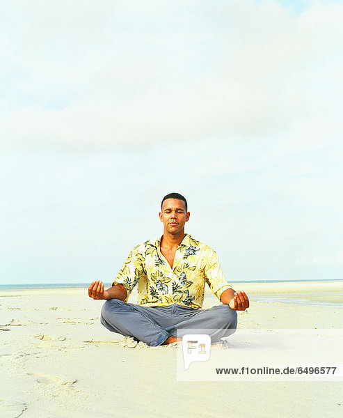 Mann Meditation am Strand