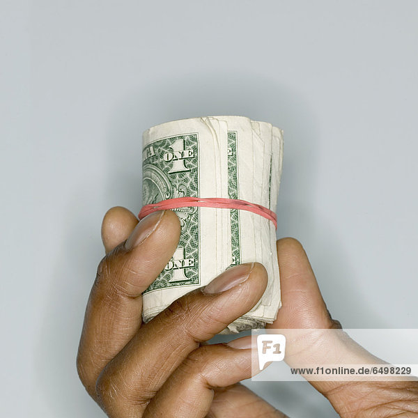 hoch oben nahe halten Dollar Rechnung