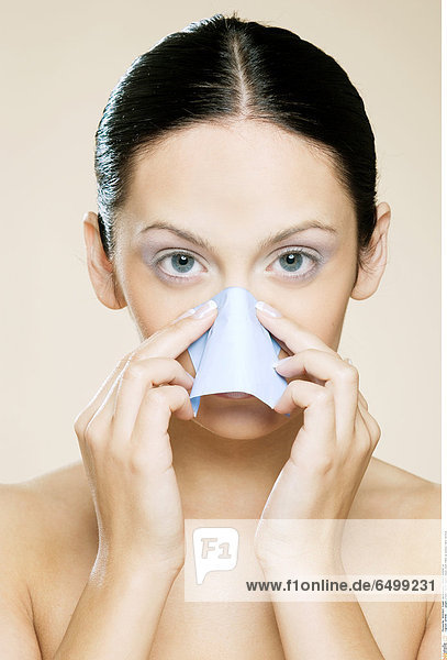 1251616 people woman 25-30 indoor tissue clean make up beauty face vertical