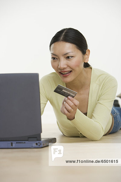 Frau Internet Kredit bestellen Kreditkarte Karte