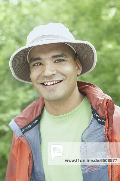Außenaufnahme  Mann  Hut  jung  Kleidung  freie Natur
