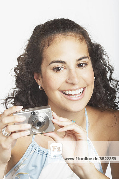 Junge Frau mit eine Digitalkamera
