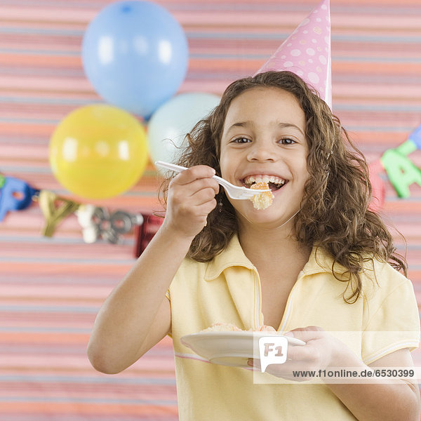 Party Geburtstag Kuchen jung essen essend isst Mädchen