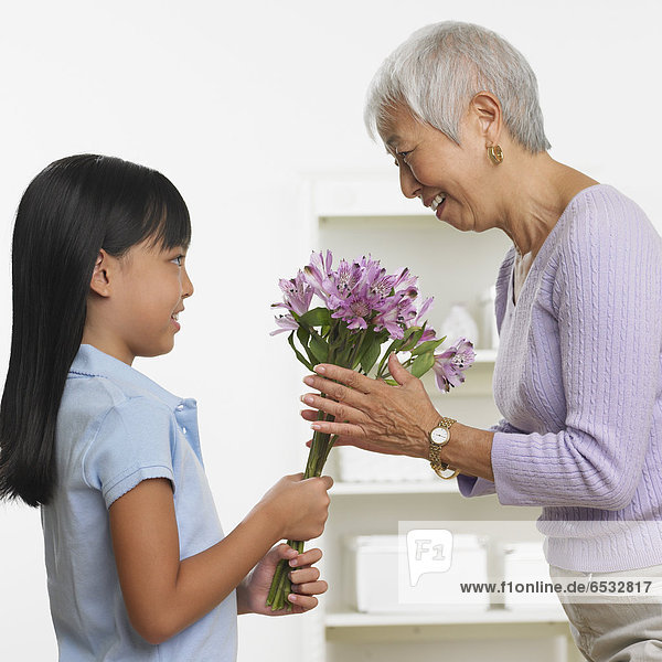 Blumenstrauß  Strauß  geben  Blume  Großmutter  Mädchen