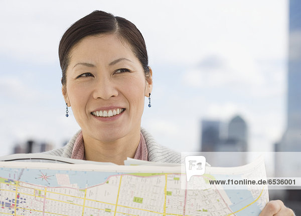 Frau  reifer Erwachsene  reife Erwachsene  halten  Landkarte  Karte