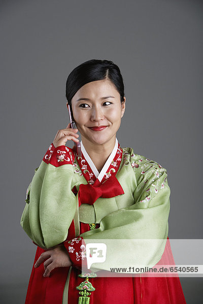Handy  Frau  sprechen  Tradition  südkoreanisch  Kleid