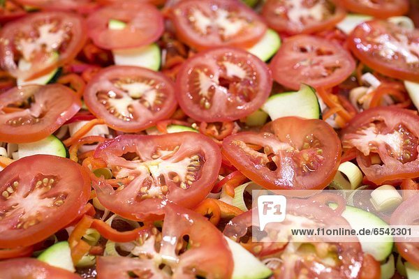 Pizza mit Tomaten belegt