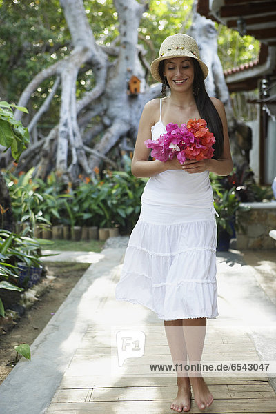 Blumenstrauß  Strauß  Frau  tragen  Blume  Südamerika