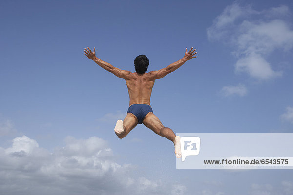 Mann baden springen Südamerika Badebekleidung