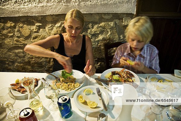 Sohn  Restaurant  essen  essend  isst  Mutter - Mensch