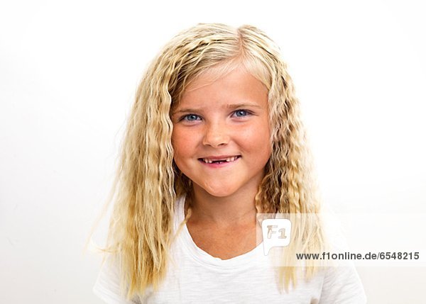 Studioaufnahme  Portrait  lächeln  frontal  fehlend  Mädchen