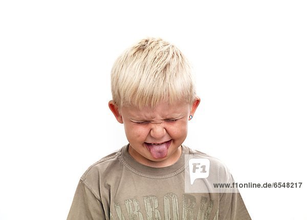 Studioaufnahme  Portrait  Junge - Person  Zunge herausstrecken