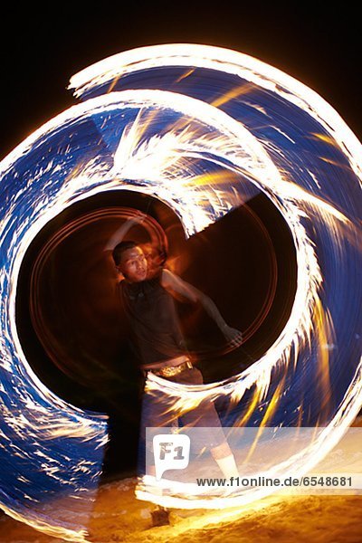 Mann  Strand  tanzen  Feuer