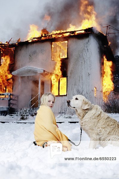 Rettung verbrennen Wohnhaus Hund frontal Mädchen