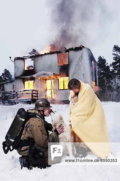 Feuerwehrmann, Rettung, verbrennen, Mensch, Menschen, Wohnhaus, Hund, frontal