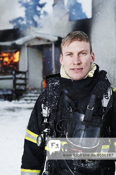 verbrennen Portrait Wohnhaus frontal Feuerwehrmann