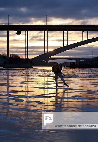 Mann  Sonnenuntergang  Eis  Fluss  gefroren