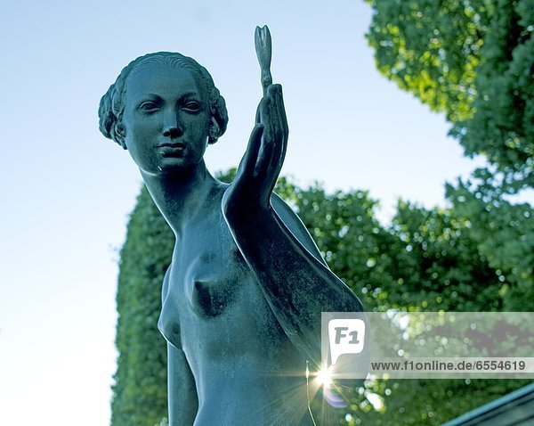 Frau  Statue