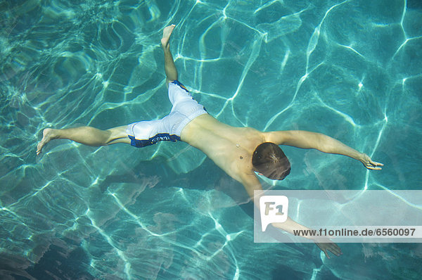 USA  Texas  Teenage Boy Tauchen im Schwimmbad