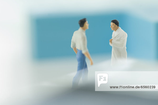 Figuren Arzt im Gespräch mit dem Patienten