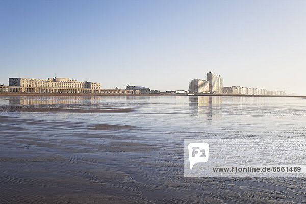 Belgien  Blick auf den Strand von Ostende und Hochhäuser