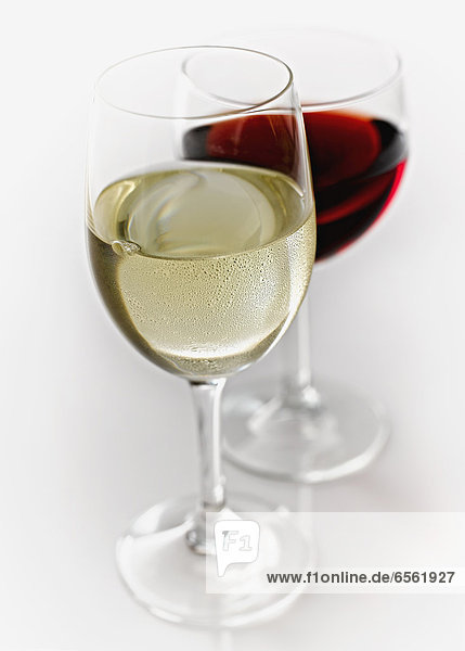 Weiß- und Rotweingläser auf weißem Hintergrund