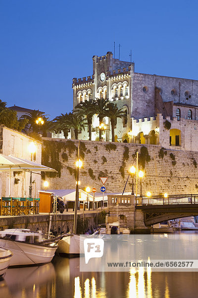 Spanien  Menorca  Blick vom Pla de Sant Joan auf das Rathaus von Ciutadella