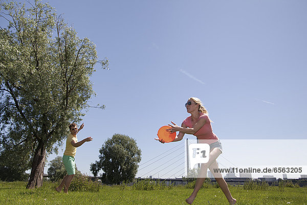 Deutschland  Nordrhein-Westfalen  Düsseldorf  Paarspiel mit Frisbee