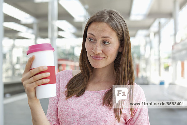 Junge Frau mit Kaffeetasse