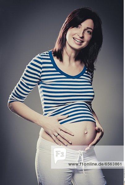 Schwangere Frau mit Herz am Babybauch