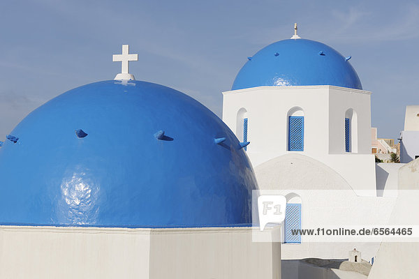 Griechenland  Blick auf die klassische weiß getünchte Kirche in Oia