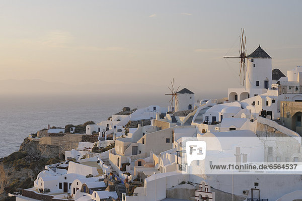 Griechenland  Blick auf das Dorf Oia mit traditionellen griechischen Windmühlen in Santorini