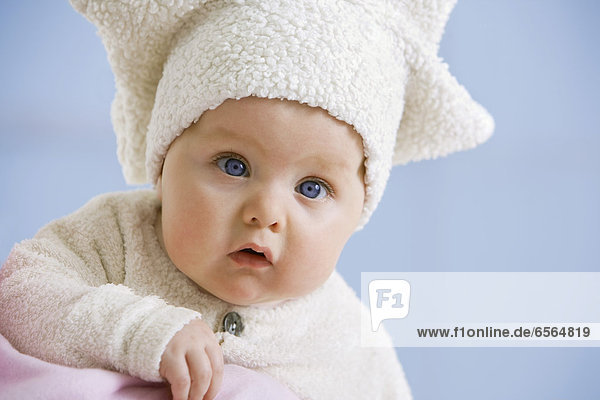 Baby Mädchen in Sternenform Hut  Portrait