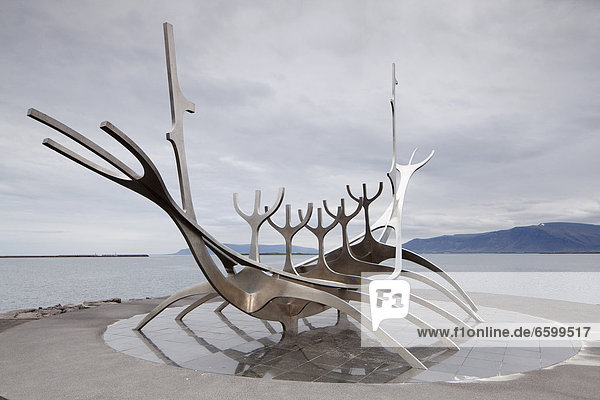 Skulptur eines Wikingerschiffes  Reykjavik  Island  Europa