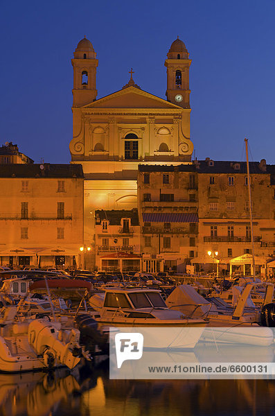 Vieux Port  alter Hafen von Bastia  mit beleuchteter Kirche Saint Jean-Baptiste hinten  zur Abenddämmerung  Saint Joseph  Bastia  Haute-Corse  Korsika  Frankreich  Europa