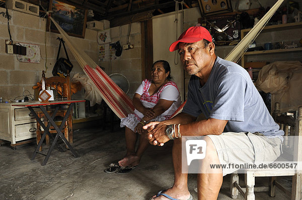 sitzend Mann arbeiten Wohnhaus Einfachheit Nordamerika Mexiko Abfall lateinamerikanisch Cancun Quintana Roo Halbinsel Yucatan