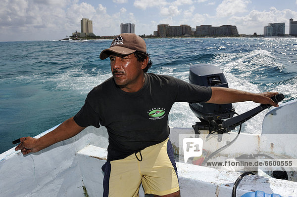 Fischer in Motorboot bei Wellengang vor der Küste von Cancun  Halbinsel Yucatan  Bundesstaat Quintana Roo  Mexiko  Lateinamerika  Nordamerika