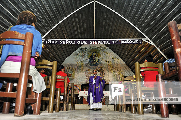 Messe für Arme  Predigt  im Santuario del Padre Pio des Kapuziner-Ordens  Cancun  Halbinsel Yucatan  Bundesstaat Quintana Roo  Mexiko  Lateinamerika  Nordamerika