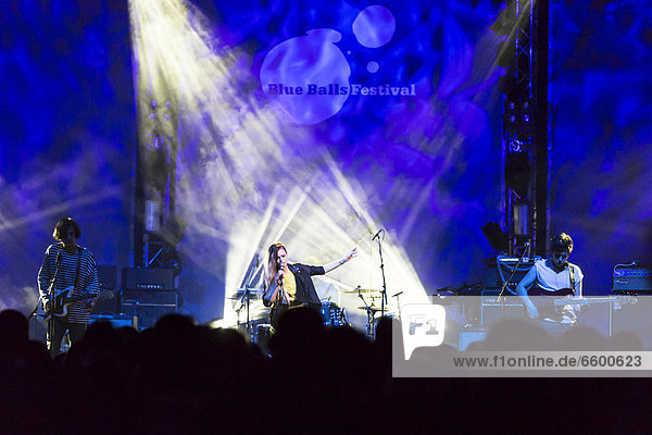 Die britische Folk-Pop-Sängerin Kyla La Grange live im Luzernersaal des KKL beim Blue Balls Festival in Luzern  Schweiz  Europa
