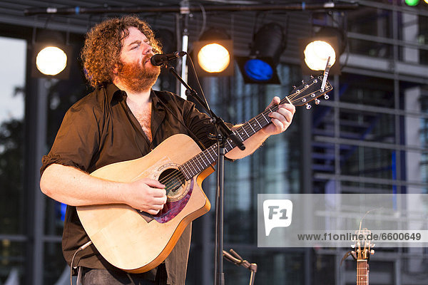 Der irische Singer und Songwriter David Hope live vor dem KKL Plaza beim Blue Balls Festival in Luzern  Schweiz  Europa