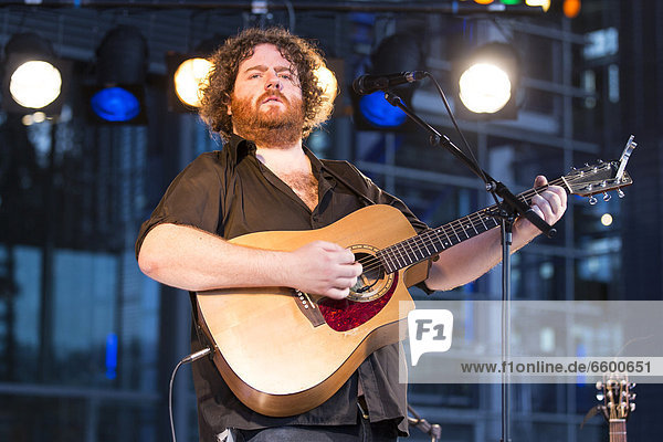 Der irische Singer und Songwriter David Hope live vor dem KKL Plaza beim Blue Balls Festival in Luzern  Schweiz  Europa
