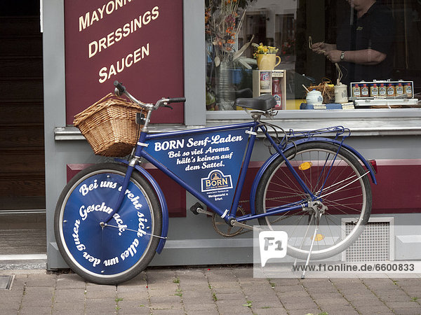 Blaues Fahrrad vor einem Geschäft  Erfurt  Thüringen  Deutschland  Europa  ÖffentlicherGrund