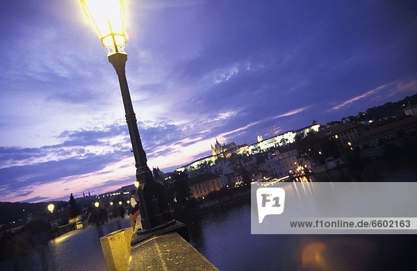 Prag  Hauptstadt  Palast  Schloß  Schlösser  Straße  Brücke  Lampe  Abenddämmerung