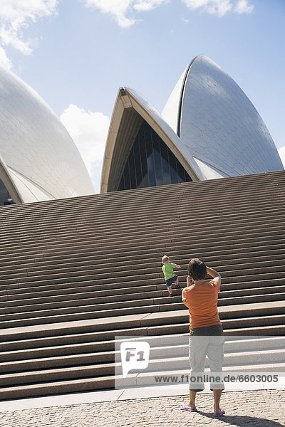 Stufe Opernhaus Oper Opern Sohn aufwärts frontal fotografieren Mutter - Mensch Sydney